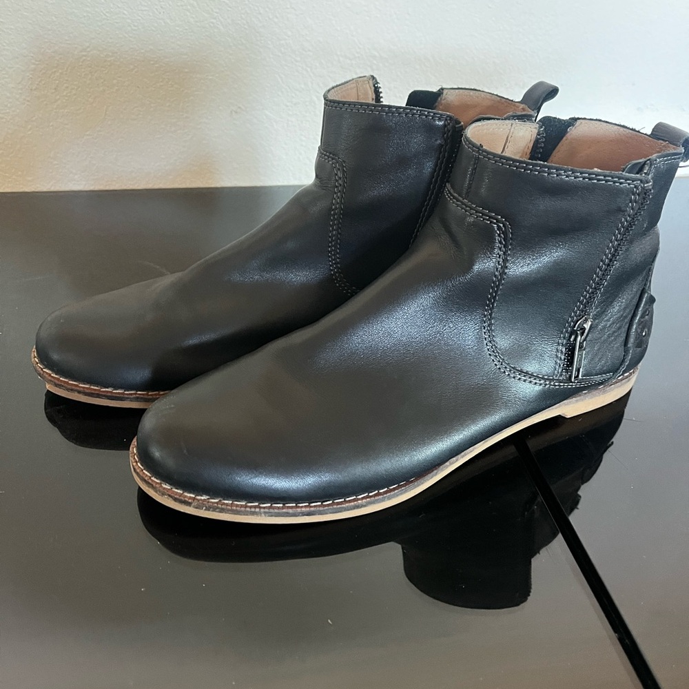Taos double zipper Chelsea style boots